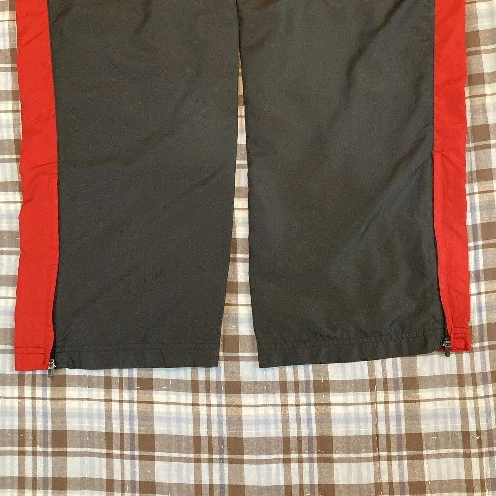 Under Armour Pants Men Medium M Windbreaker‎ Red Black Zip Ankles Stretch Track